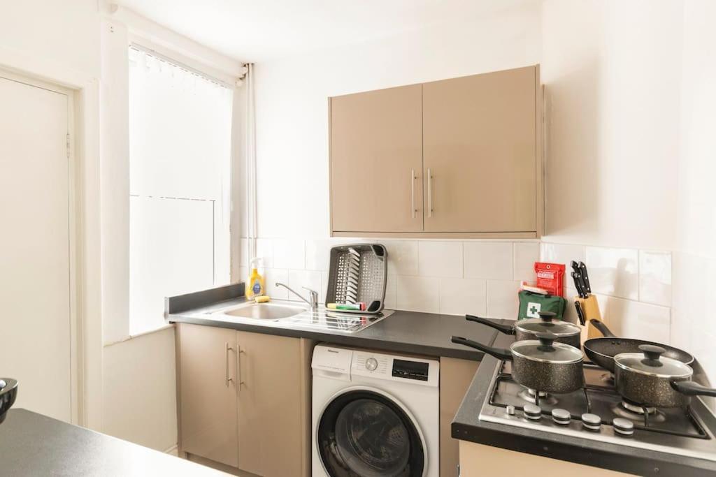 3-Bedroom Home In Liverpool L15 With Free Parking Exterior photo